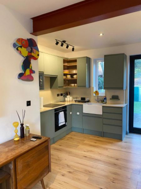 2BR Home, 5 MIN to Ealing Hospital, FREE Parking, Sleeps 7